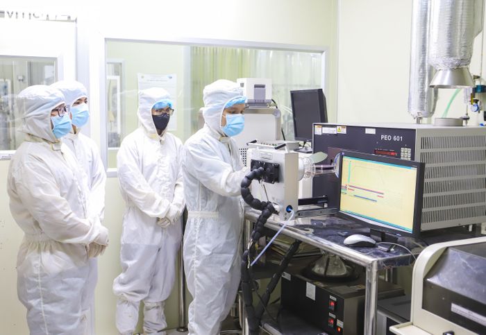 Bước đầu tiên, Wafer silicon được làm sạch và xếp vào buồng lò oxi hóa nhiệt để oxi hóa tạo lớp oxit cách điện.
