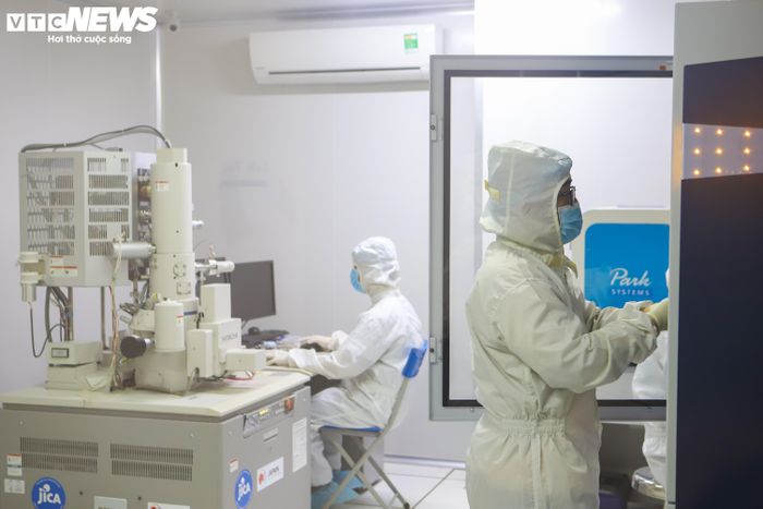 Cuối cùng, các mẫu wafer sẽ được nghiên cứu viên đưa sang các thiết bị XRD, FESEM, AFM để kiểm tra chất lượng vật liệu và cấu trúc đã được tạo ra.