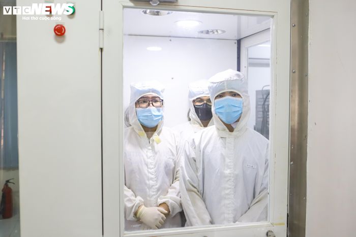 Trước khi vào phòng sạch, các nghiên cứu viên phải mặc đầy đủ trang phục chuyên dụng, sau đó đi qua khu vực tắm khí (air shower) nhằm loại bỏ hoàn toàn bụi và các hạt siêu nhỏ bám trên cơ thể.