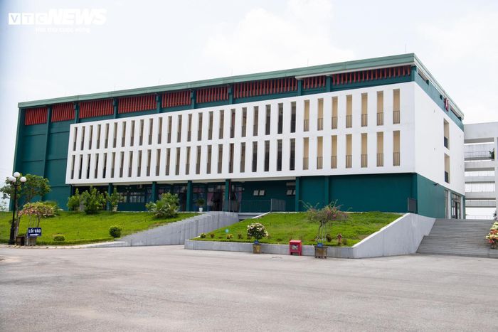 Cơ sở mới được đầu tư đồng bộ với các khối phòng học, phòng học bộ môn, nhà đa năng, khu ký túc xá, bếp ăn cùng nhiều hạng mục phụ trợ. Việc đầu tư nhằm xây dựng trường đạt chuẩn quốc gia, từng bước trở thành cơ sở đào tạo chất lượng cao, phục vụ công tác phát hiện, bồi dưỡng học sinh có năng khiếu và tạo nguồn nhân lực chất lượng cao cho tỉnh cũng như cả nước.