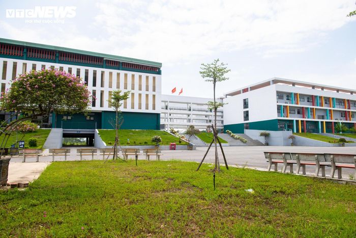 Thông tin từ Bộ Giáo dục và Đào tạo, qua kiểm tra ban đầu chưa phát hiện dấu hiệu bất thường tại các khâu in sao đề thi, vận chuyển, bảo quản đề thi, bảo quản bài thi và chấm thi môn Toán của Hội đồng thi tỉnh Tuyên Quang.