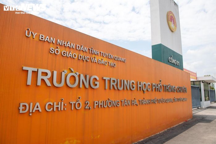 Được thành lập năm 1989, Trường THPT Chuyên Tuyên Quang là trường chuyên của tỉnh và nhiều năm qua luôn được xem là cơ sở giáo dục có chất lượng đào tạo hàng đầu địa phương. Nhà trường đảm nhận nhiệm vụ phát hiện, bồi dưỡng học sinh có năng khiếu, đồng thời là nơi đào tạo nhiều thế hệ học sinh đạt thành tích cao trong các kỳ thi.