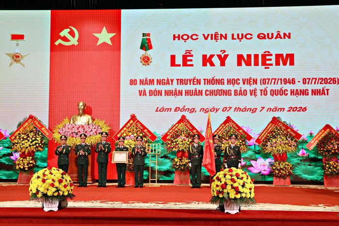 Học viện Lục quân đón nhận Huân chương Bảo vệ Tổ quốc hạng Nhất.