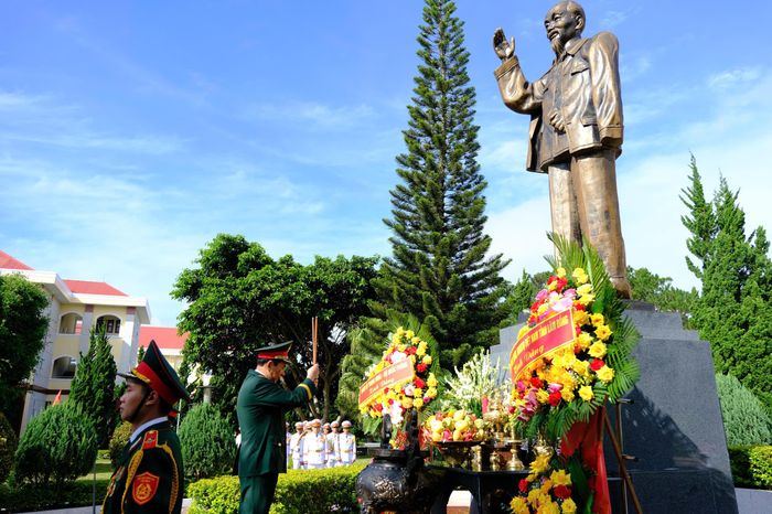 Đại tướng Phan Văn Giang dâng hương Chủ tịch Hồ Chí Minh tại Học viện Lục quân.
