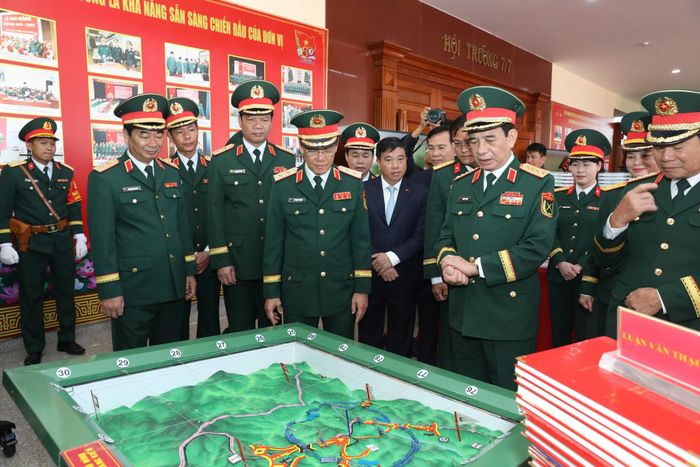 Đại tướng Phan Văn Giang lắng nghe đại diện Học viện Lục quân giới thiệu về các mô hình tác chiến.