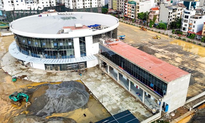 Điểm nổi bật của dự án là tầng hầm rộng khoảng 5.000 m², được bố trí làm nơi trông giữ phương tiện cho hành khách. Theo thông tin từ dự án, đây là bến xe khách đầu tiên của Hà Nội được thiết kế tầng hầm với quy mô lớn, góp phần tăng khả năng phục vụ và giảm áp lực đỗ xe tại khu vực mặt đất.