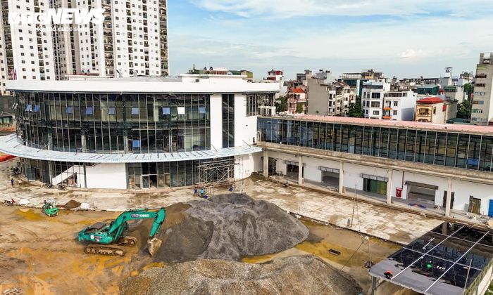 Phần mái của tòa nhà trung tâm cũng đã hoàn thành lắp đặt. Trong khi đó, các công nhân đang tập trung hoàn thiện những công đoạn cuối cùng bên trong tòa nhà.