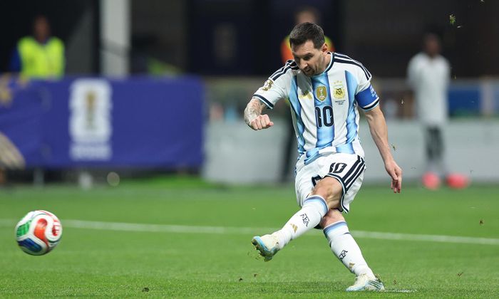Messi đá hỏng phạt đền. (Ảnh: AP)