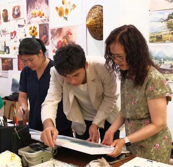 Thanh thiếu niên xã Mỹ Đức tham gia lớp học hội họa với sự hướng dẫn của những thầy cô giàu kinh nghiệm. Ảnh: Biên Phạm