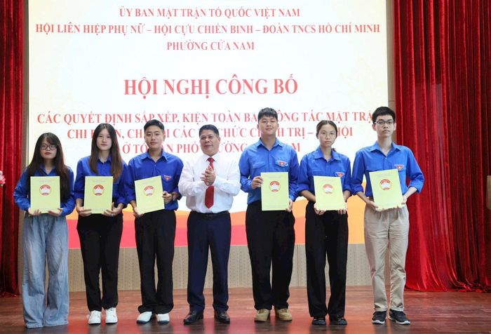 Trưởng ban Xây dựng Đảng phường Cửa Nam Phạm Văn Tâm trao quyết định cho các Bí thư Chi đoàn tổ dân phố. Ảnh: PV
