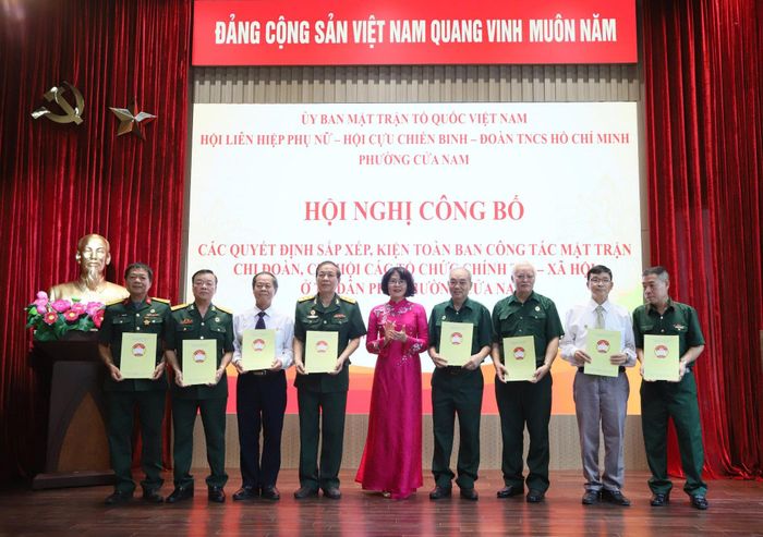 Phó Bí thư Thường trực Đảng ủy phường Cửa Nam Phạm Thị Thu Thủy trao quyết định cho các Chi hội trưởng Chi hội Cựu chiến binh. Ảnh: PV