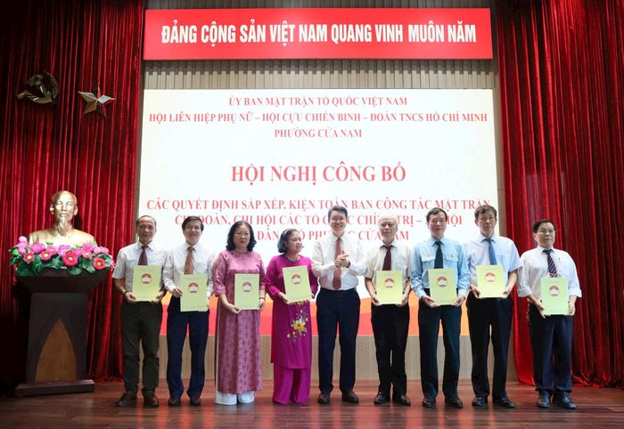 Bí thư Đảng ủy, Chủ tịch HĐND phường Cửa Nam Nguyễn Hoàng Trường trao quyết định cho các Trưởng ban Công tác Mặt trận. Ảnh: PV
