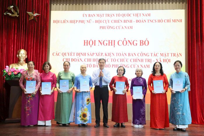 Chủ tịch UBND phường Cửa Nam Nguyễn Quốc Hoàn trao quyết định cho các Chi hội trưởng Chi hội Phụ nữ. Ảnh: PV