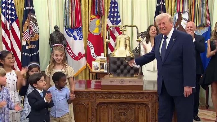 Ông Trump cấp 1.000 USD cho hơn 500.000 tài khoản trẻ em nhằm tạo nền tảng tài chính sớm, giúp các gia đình bắt đầu tiến trình tích lũy vốn cho tương lai của con em họ. Ảnh chụp từ video của Reuters