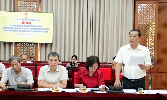 Phó Giám đốc Sở Y tế Hà Nội Đinh Hồng Phong báo cáo tại hội nghị. Ảnh: Lê Phương.