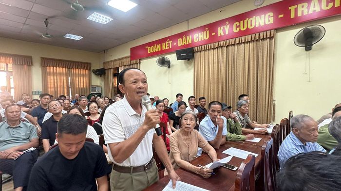 Người dân xã Thường Tín nêu ý kiến tại hội nghị. Ảnh:PV
