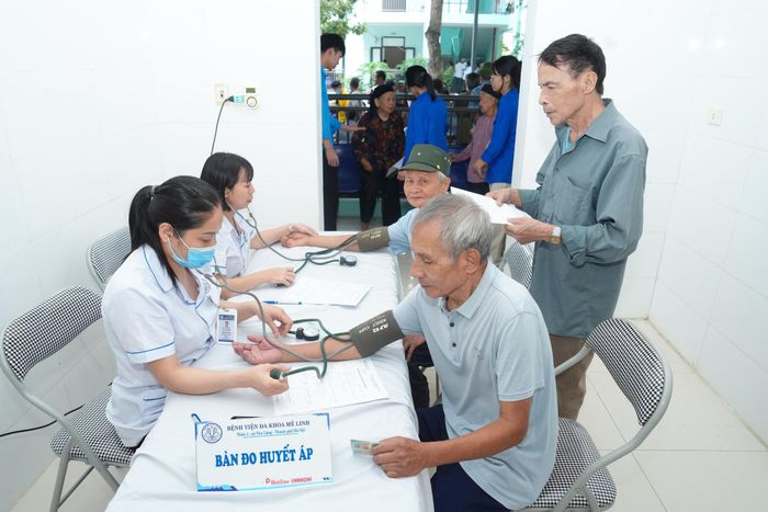 Người cao tuổi xã Yên Lãng được khám, tư vấn sức khỏe miễn phí sáng 7/7. Ảnh: Phạm Hùng