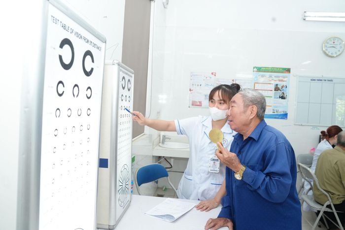 Khám tư vấn bệnh về mắt cho người dân xã Yên Lãng. Ảnh: Phạm Hùng