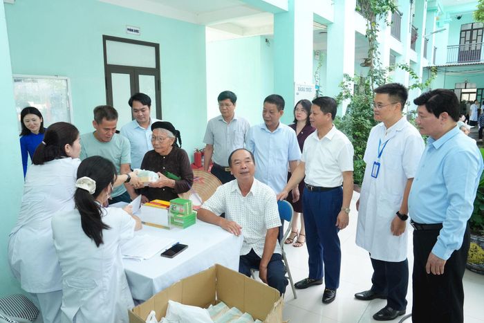 Lãnh đạo xã Yên Lãng, Bệnh viện Đa khoa Mê Linh thăm hỏi động viên người dân đến khám sáng 7/7. Ảnh: Phạm Hùng