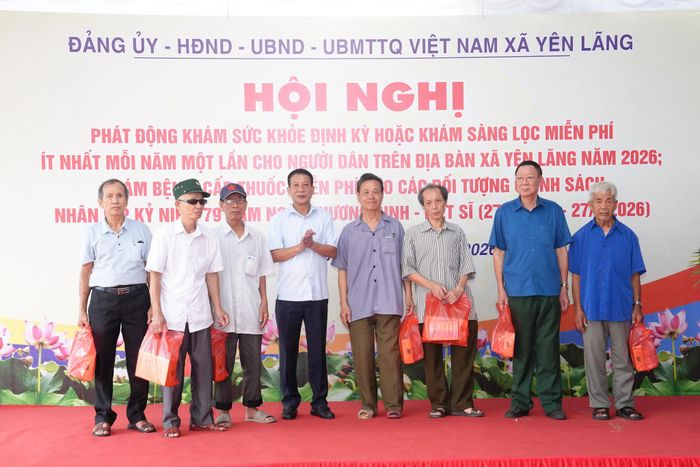 Lãnh đạo xã Yên Lãng tặng quà cho các gia đình chính sách tại hội nghị. Ảnh: Phạm Hùng