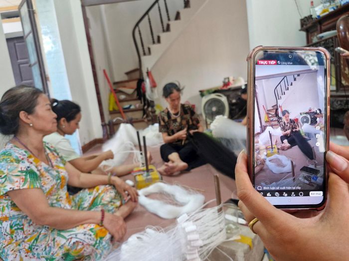 Với sự hỗ trợ, giúp đỡ của các đoàn viên, thanh niên, người dân làng nghề đan lưới cước truyền thống ở xã Phú Xuyên đã ứng dụng rộng rãi mạng xã hội, nâng cao hiệu quả bán hàng. Ảnh: PV
