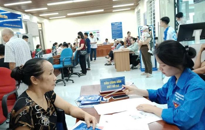 Tuổi trẻ xã Phú Xuyên tích cực tham gia hỗ trợ tại Trung tâm phục vụ hành chính công, góp phần tạo thuận lợi cho người dân, doanh nghiệp thực hiện hồ sơ giao dịch. Ảnh: PV