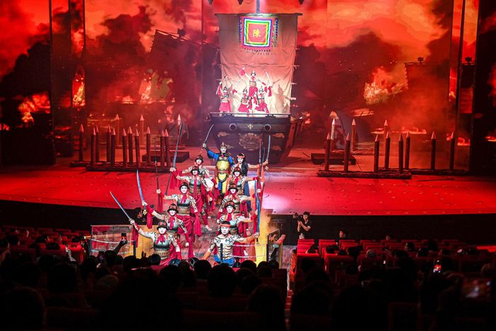Nghệ thuật trình diễn, âm nhạc và hiệu ứng sân khấu hòa quyện, tạo nên những khoảnh khắc giàu cảm xúc cho khán giả. Ảnh: VT