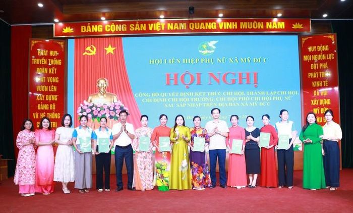 Ban Chấp hành Hội LHPN xã Mỹ Đức trao quyết định thành lập mới 8 chi hội phụ nữ sau sắp xếp thôn. Ảnh: Biên Phạm