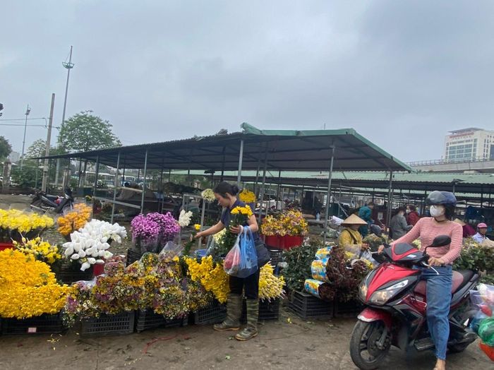 Đến nay, 100% hộ kinh doanh cố định thuộc các ngành hàng chính tại chợ đầu mối Minh Khai đã ký cam kết chấp hành các quy định về an toàn thực phẩm và truy xuất nguồn gốc. Ảnh: PV