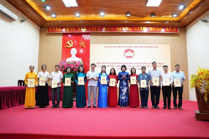 Khen thưởng các tập thể, cá nhân có thành tích trong công tác mặt trận. Ảnh: Vũ Hậu.