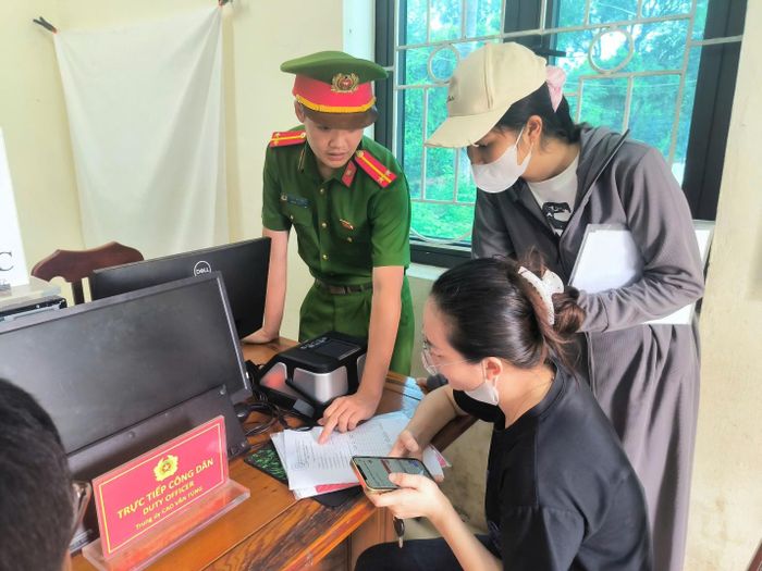 Cán bộ tiếp dân Công an xã tận tình hướng dẫn người dân thực hiện các thủ tục hành chính. Ảnh: PV