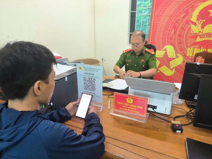 Người dân thực hiện chấm điểm, đánh giá sự hài lòng sau khi thực hiện các thủ tục hành chính. Ảnh: PV