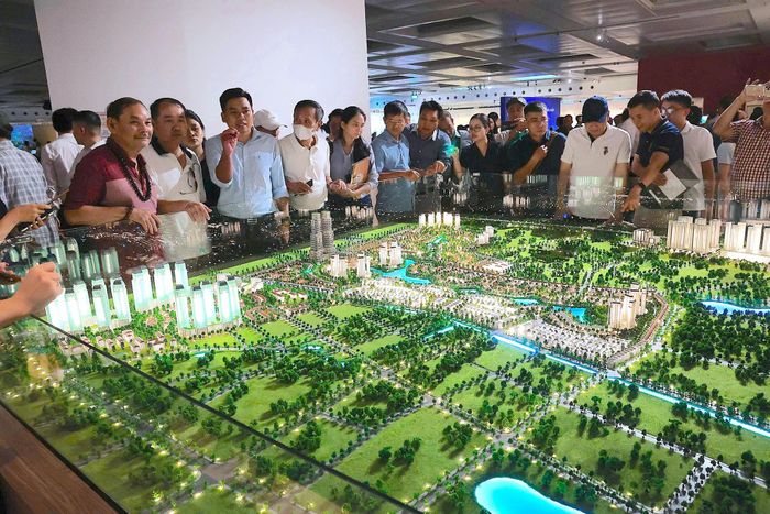 Người dân tham quan Triển lãm Quy hoạch tổng thể Thủ đô Hà Nội tầm nhìn 100 năm. Ảnh: Hoài Nam