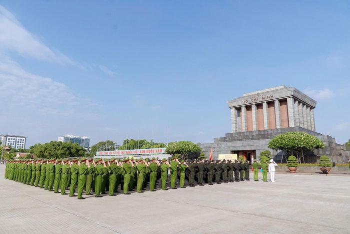 Lực lượng Cảnh sát cơ động, Công an thành phố Hà Nội đến Lăng viếng Chủ tịch Hồ Chí Minh. Ảnh: Lê Văn