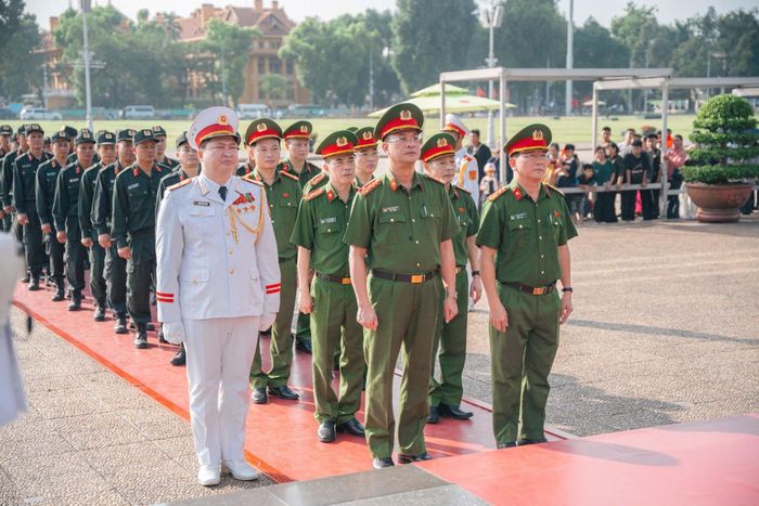 Đoàn đại biểu thành kính dâng hoa, vào Lăng viếng Chủ tịch Hồ Chí Minh. Ảnh: Lê Văn