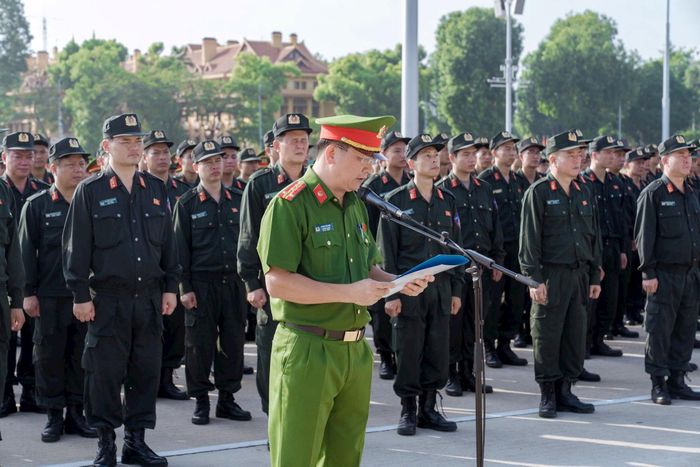Đại tá Phạm Văn Hậu, Bí thư Đảng ủy, Trưởng Phòng Cảnh sát cơ động, Công an thành phố Hà Nội thay mặt đoàn đại biểu trang trọng báo công dâng Bác. Ảnh: Lê Văn