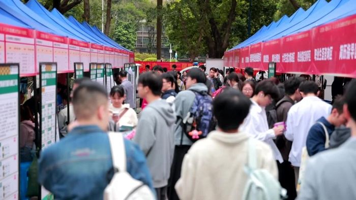 Sinh viên Trung Quốc tại một hội chợ việc làm. Ảnh chụp từ video của Reuters
