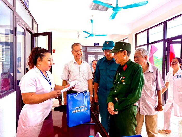 89 đối tượng chính sách gồm thương binh, bệnh binh, thân nhân liệt sĩ, người hoạt động kháng chiến bị nhiễm chất độc hóa học, người từng bị địch bắt tù đày và thân nhân người có công đã được khám tổng quát... Ảnh: Minh Đức