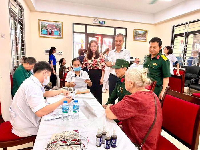 Trạm Y tế phường Yên Sở chủ trì phối hợp với Bệnh viện Nội tiết Trung ương, Viện Y học phóng xạ và Ung bướu Quân đội, Bệnh viện Mắt Hà Nội, Chi hội Đông y phường Yên Sở và Phòng khám chuyên khoa Y học cổ truyền 117 Ngọc Hồi tổ chức. Ảnh: Minh Đức