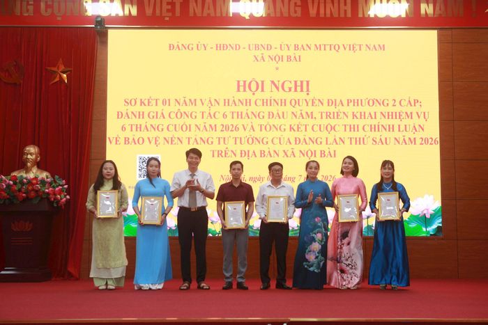 Ban Thường vụ Đảng ủy xã Nội Bài trao giải các tác giả, nhóm tác giả có tác phẩm xuất sắc tại Cuộc thi chính luận về bảo vệ nền tảng tư tưởng của Đảng lần thứ VI năm 2026. Ảnh: Thành Trung
