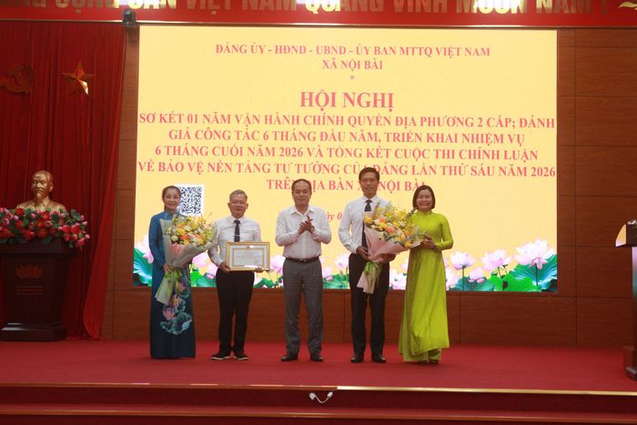 Đồng chí Nguyễn Thanh Tùng trao Bằng khen của Chủ tịch UBND thành phố Hà Nội cho xã Nội Bài. Ảnh: Thành Trung