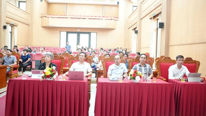 Lớp tập huấn giúp trang bị cho đội ngũ cán bộ, công chức, viên chức và người lao động xã An Khánh những kiến thức nền tảng, kỹ năng sử dụng các công cụ AI. Ảnh: AK
