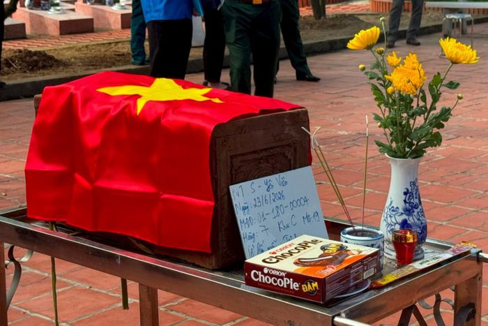 Trang trọng và thành kính trong việc thực hiện nghi thức khai quật, lấy mẫu sinh phẩm. Ảnh: Mai Hoa