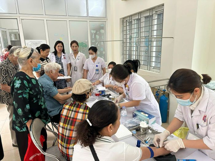 Các bác sỹ khám sức khỏe miễn phí cho người cao tuổi trên địa bàn phường Từ Liêm. Ảnh: PV
