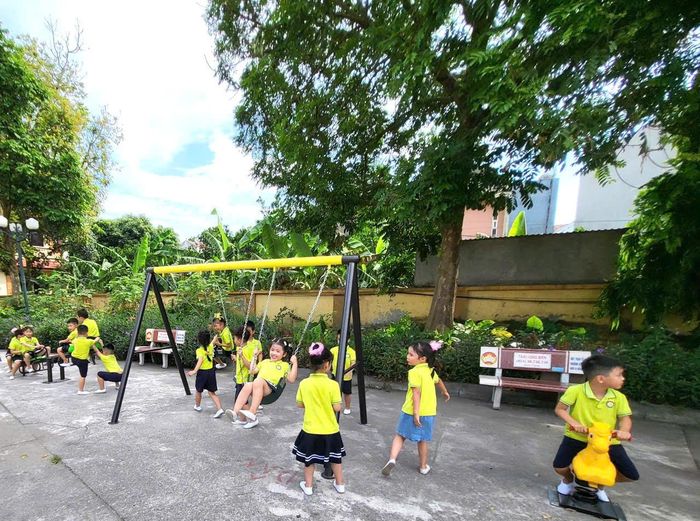 Công trình "Sân chơi thiếu nhi" do Ủy ban MTTQ Việt Nam phường kêu gọi xã hội hóa góp phần nâng cao chất lượng cuộc sống người dân. Ảnh: PV