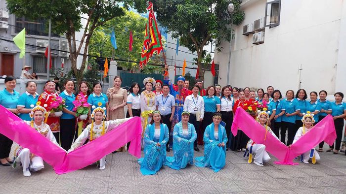 Các thành viên tham gia mô hình "Tổ phụ nữ tham gia tuyên truyền, giữ gìn văn hóa truyền thống tại khu dân cư Lệ Mật". Ảnh: PV