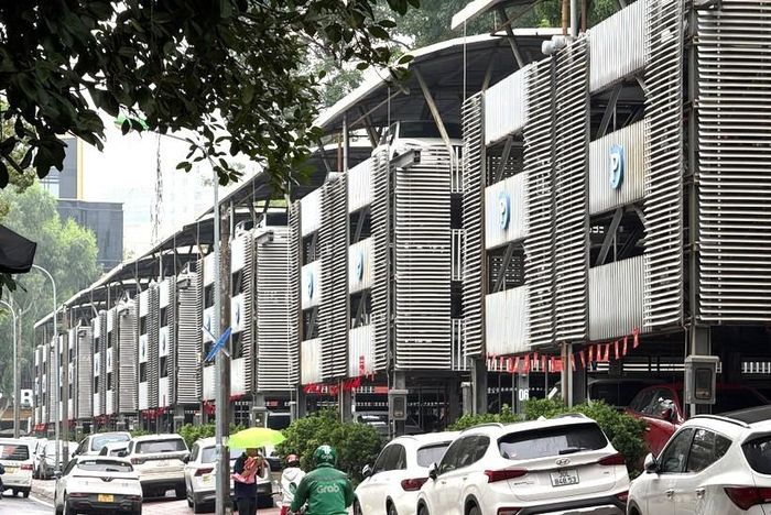 Bãi đỗ xe trên phố Nguyễn Công Hoan được xây dựng theo công nghệ Hàn Quốc, gồm 17 block cao 4 tầng, có hệ thống giám sát an ninh và các biện pháp phòng cháy chữa cháy. Ảnh: Quốc Lũy