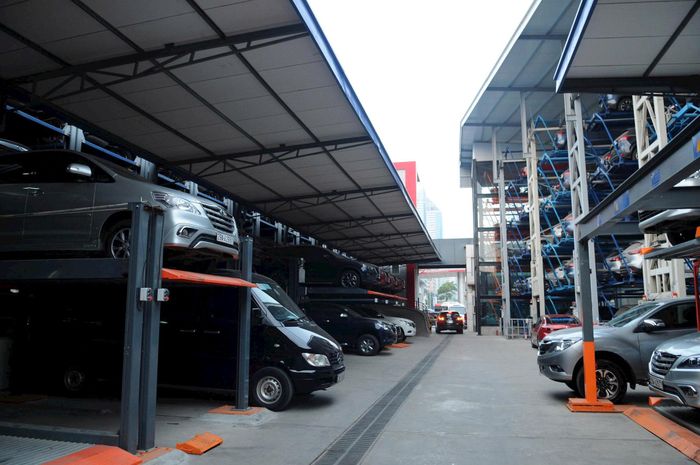 Bãi đỗ xe thông minh trên đường Lê Văn Lương, Hà Nội. Ảnh: Phạm Hùng