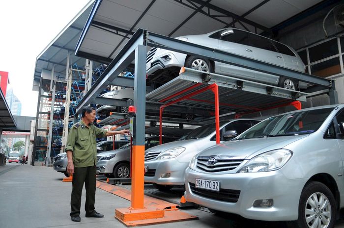 Trong thời gian chờ hệ thống giao thông công cộng phát triển đồng bộ, Hà Nội cần tiếp tục đầu tư hạ tầng giao thông tĩnh để đáp ứng nhu cầu trước mắt. Ảnh: Phạm Hùng