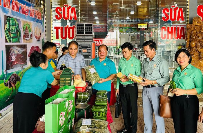 Các đại biểu tham gian hàng giới thiệu nông sản an toàn của nông dân xã Yên Bài bên lề tọa đàm. Ảnh: Nguyễn Thủy